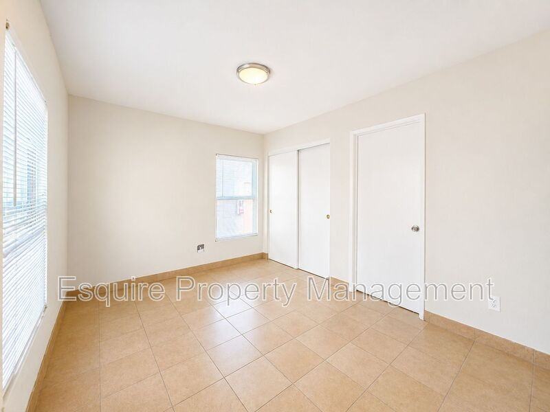 1263 S Oxnard Blvd #7 - Photo 3 of 4