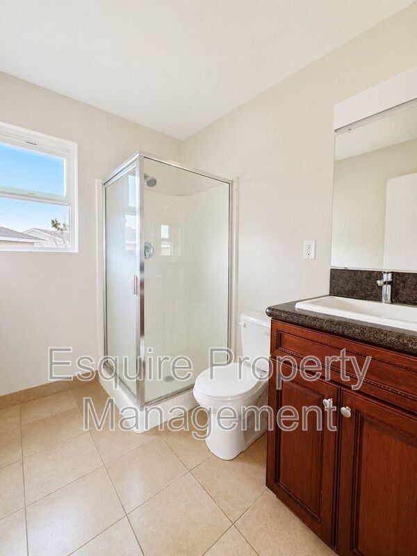 1263 S Oxnard Blvd #7 - Photo 4 of 4
