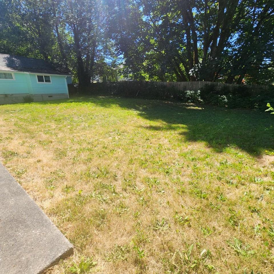 1260 Pottery Ave - Photo 2 of 10