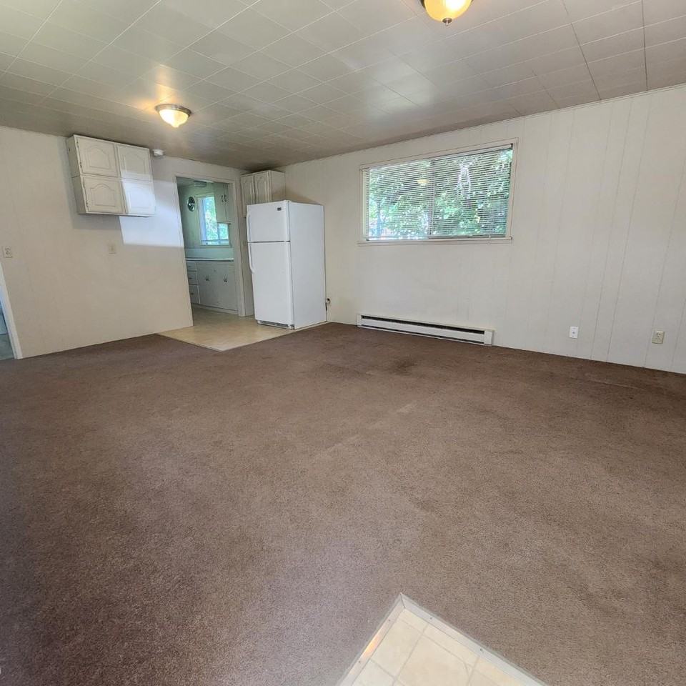 1260 Pottery Ave - Photo 3 of 10