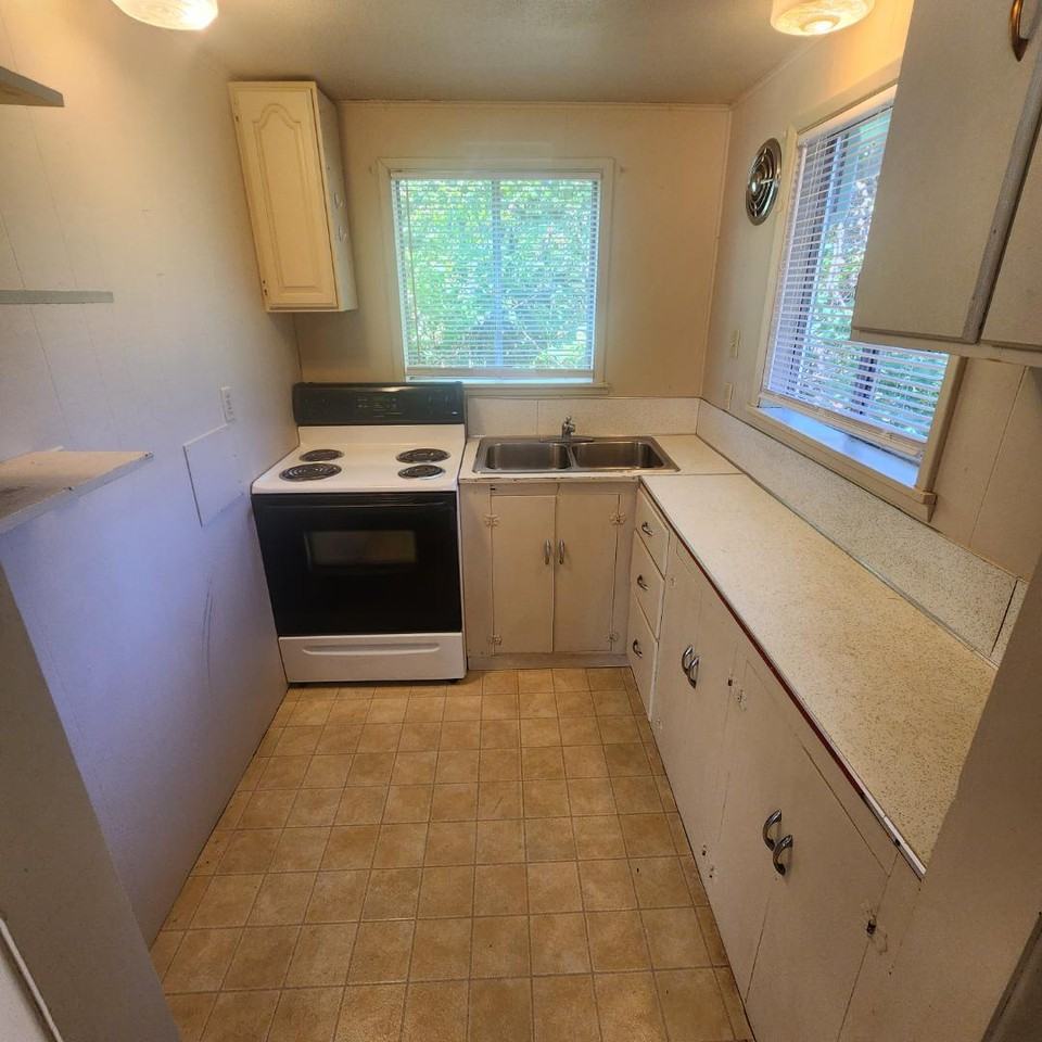 1260 Pottery Ave - Photo 5 of 10