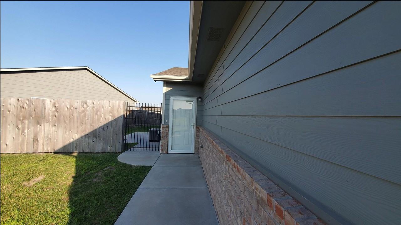 602 N Grandstone St - Photo 2 of 10