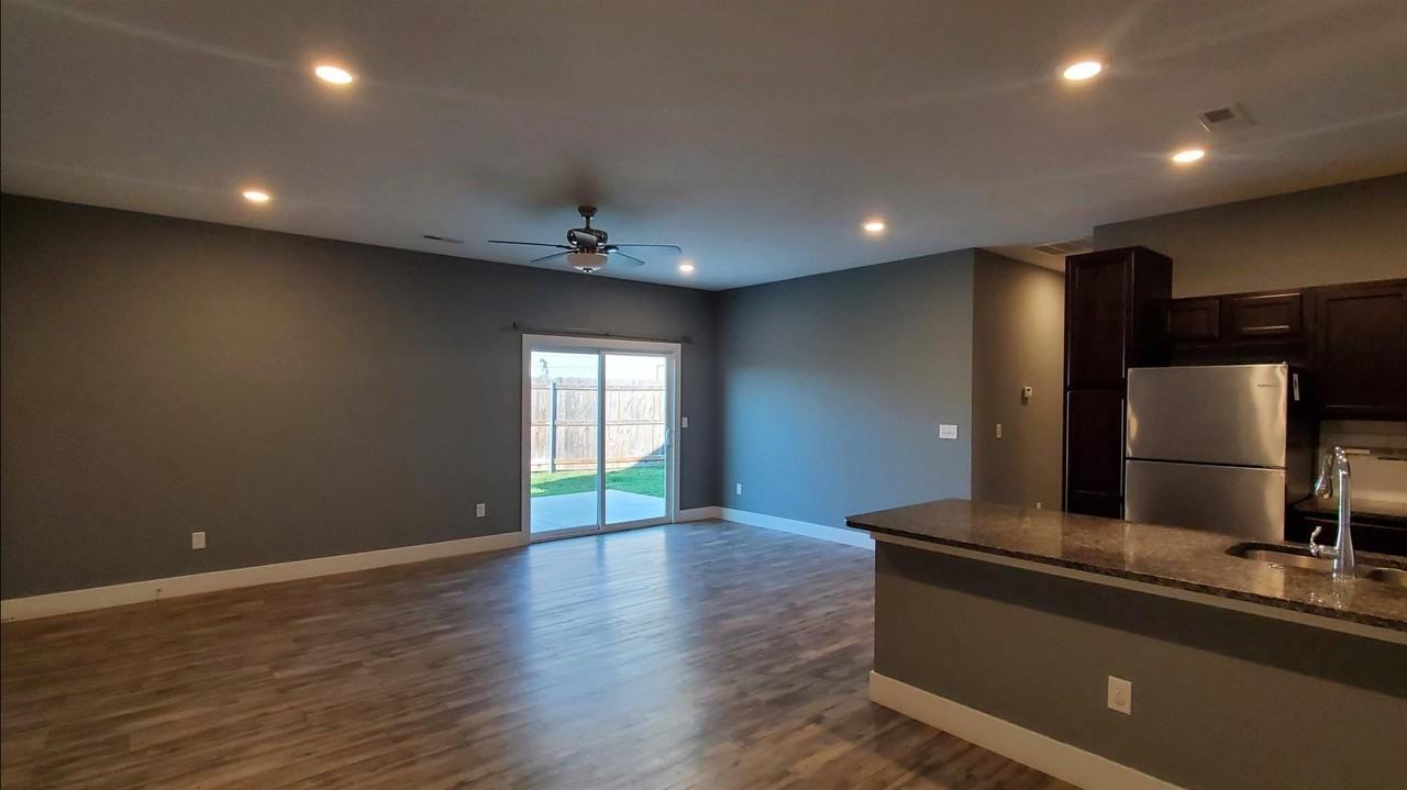602 N Grandstone St - Photo 3 of 10