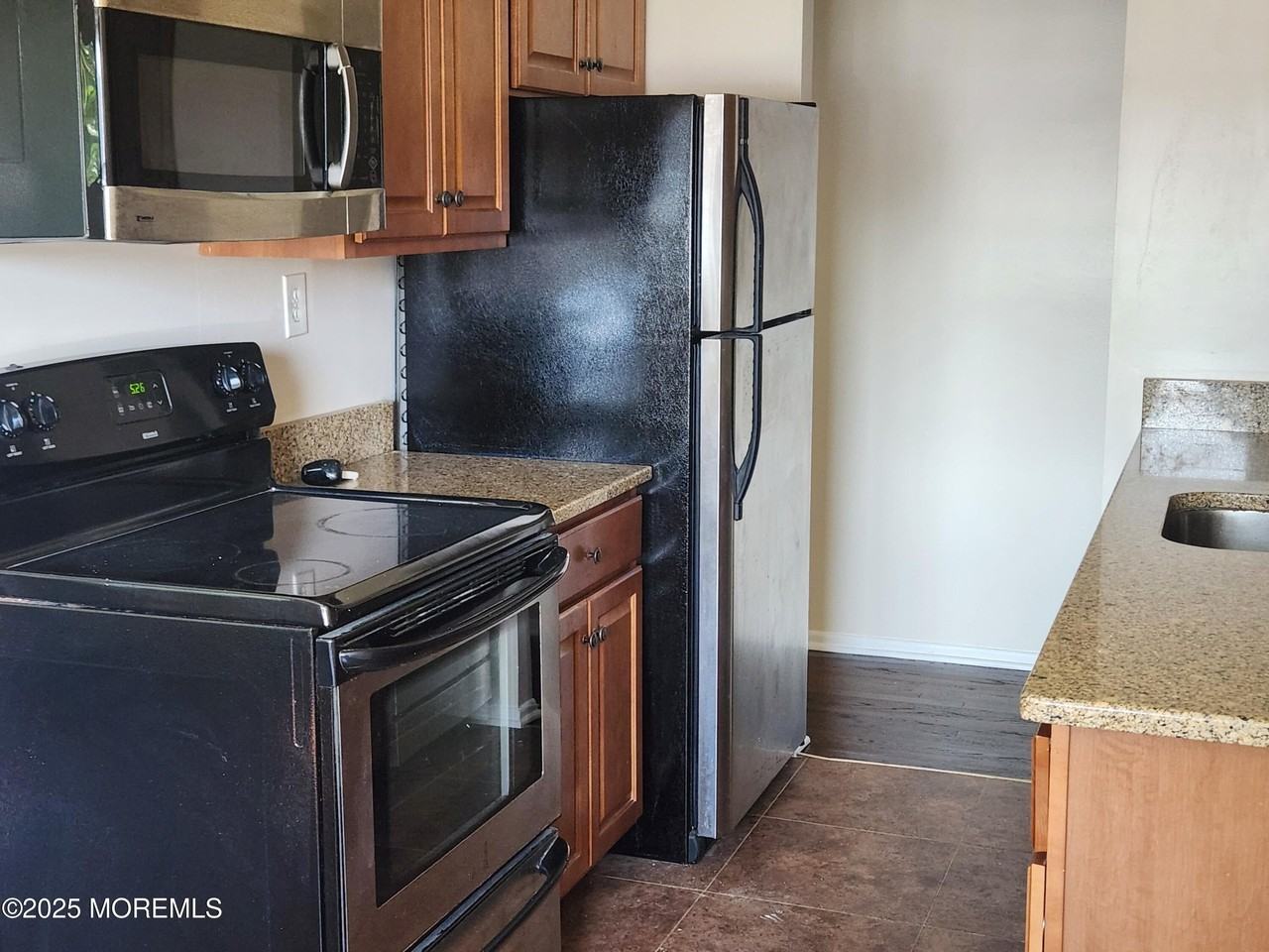94 Stonehurst Blvd #B - Photo 7 of 12