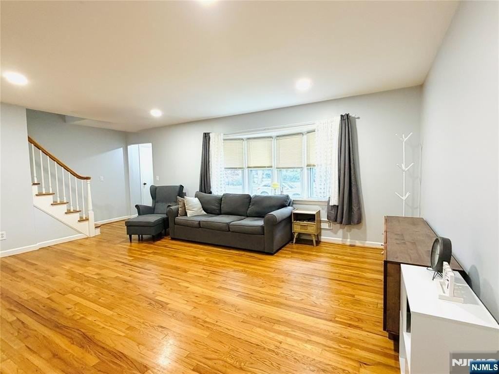 34-02 Lenox Dr - Photo 3 of 19