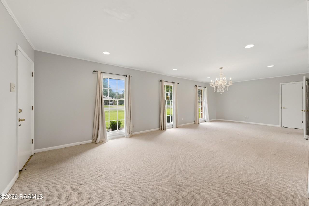 308 Brentwood Blvd - Photo 3 of 25