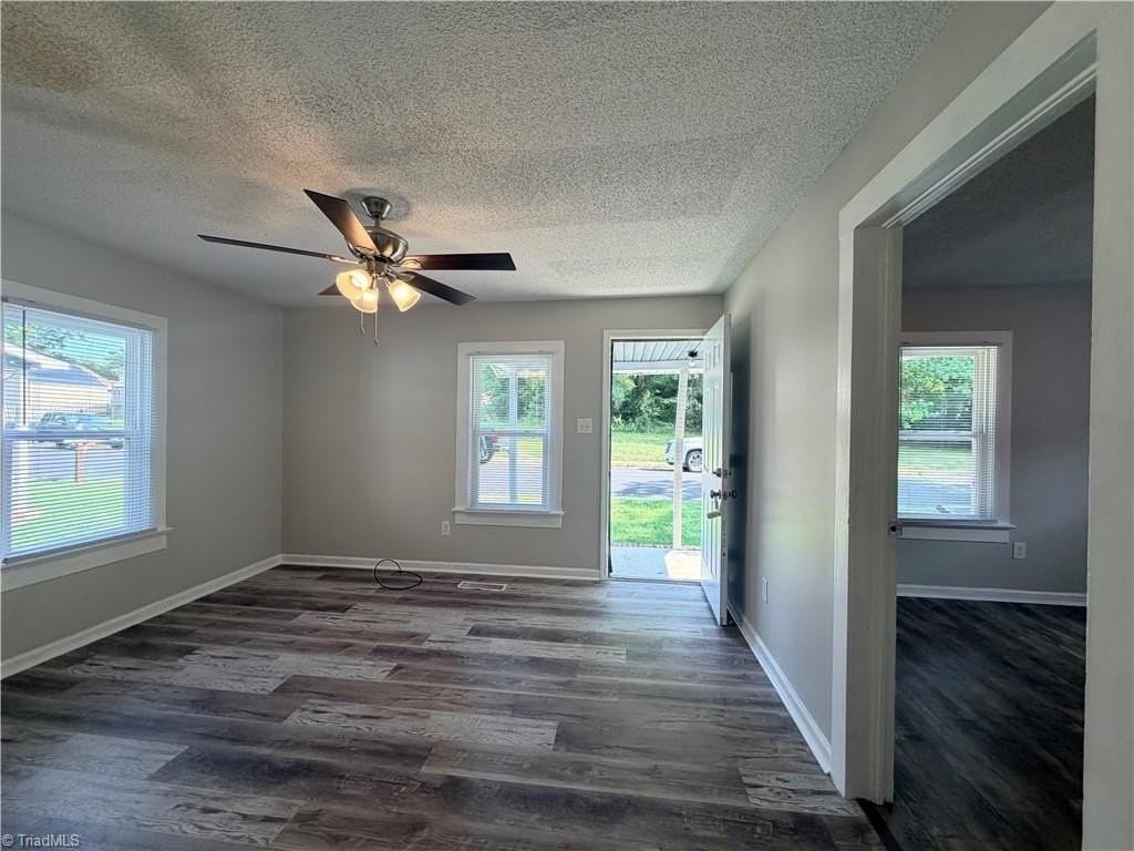 644 Gunn St - Photo 3 of 19