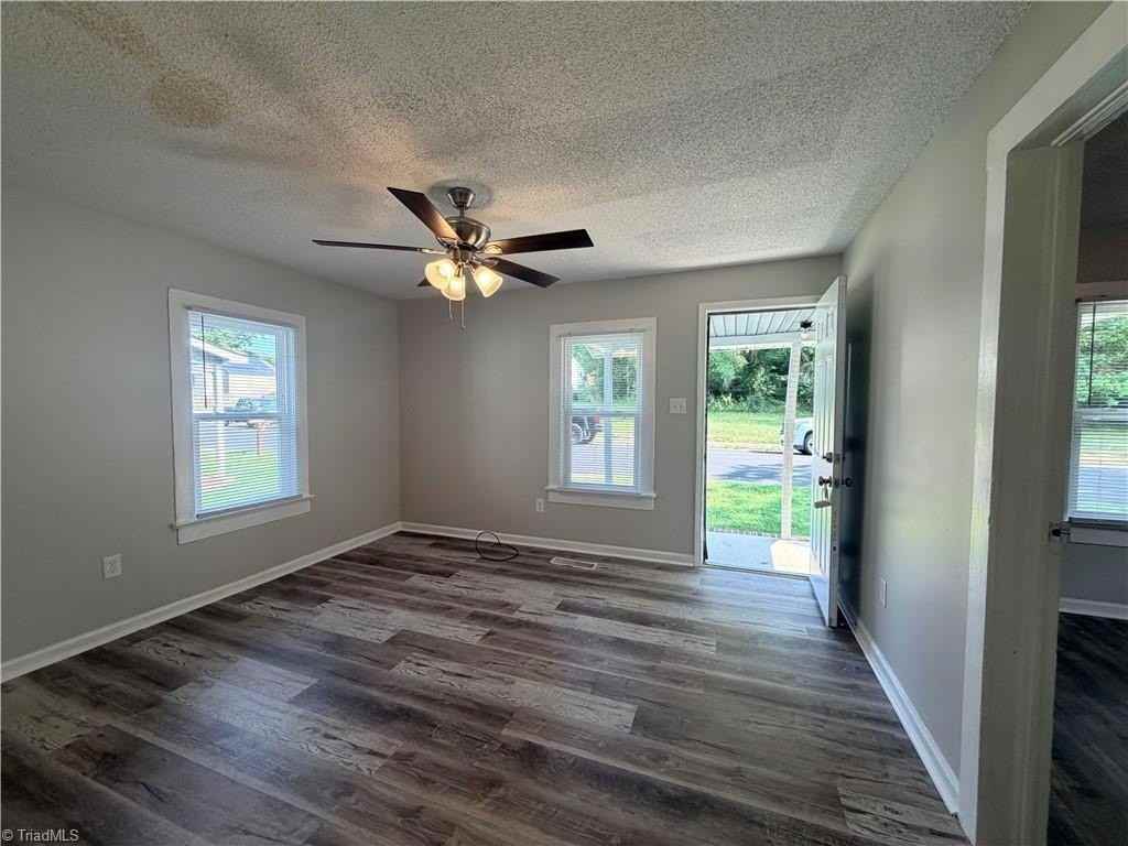 644 Gunn St - Photo 4 of 19