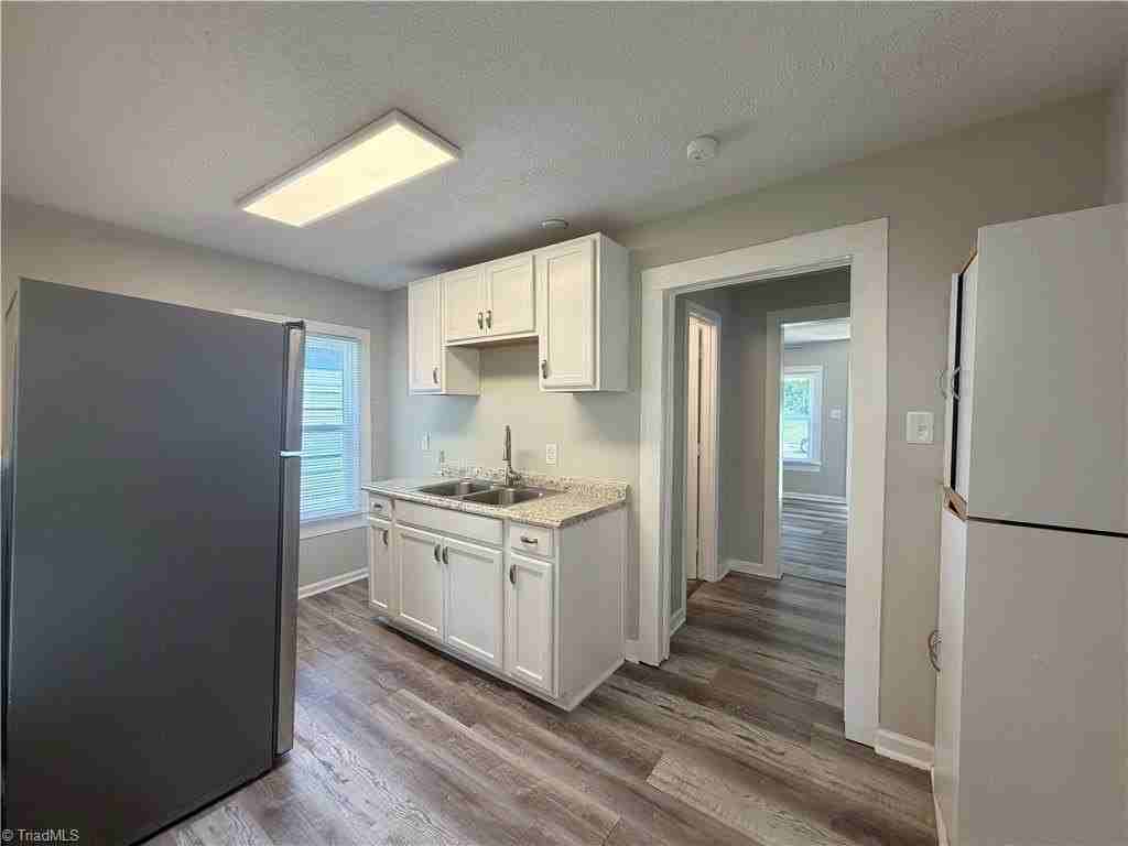 644 Gunn St - Photo 5 of 19
