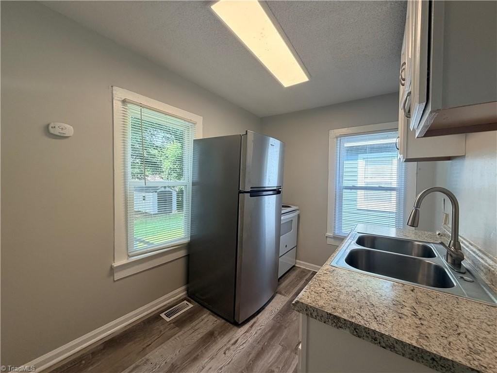 644 Gunn St - Photo 6 of 19