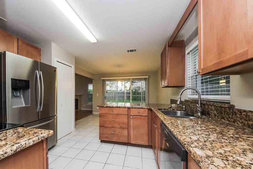 12618 Oldcastle Dr - Photo 7 of 17