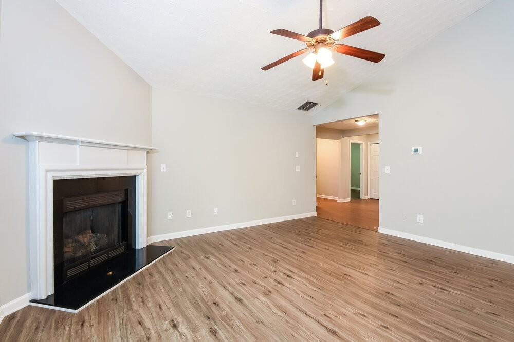 210 Winterbury Dr - Photo 4 of 16
