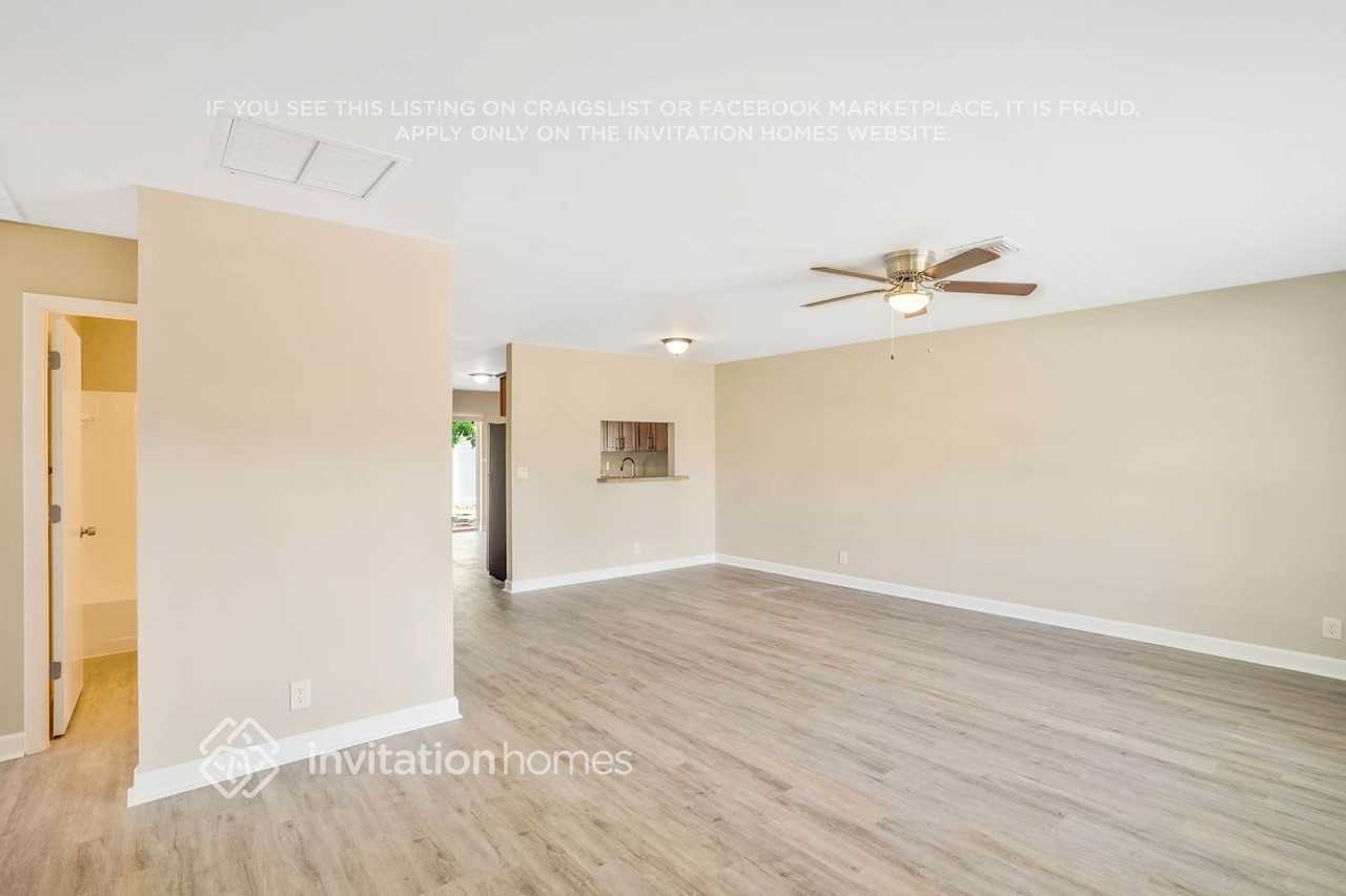 6070 Lambeth Cir - Photo 3 of 27