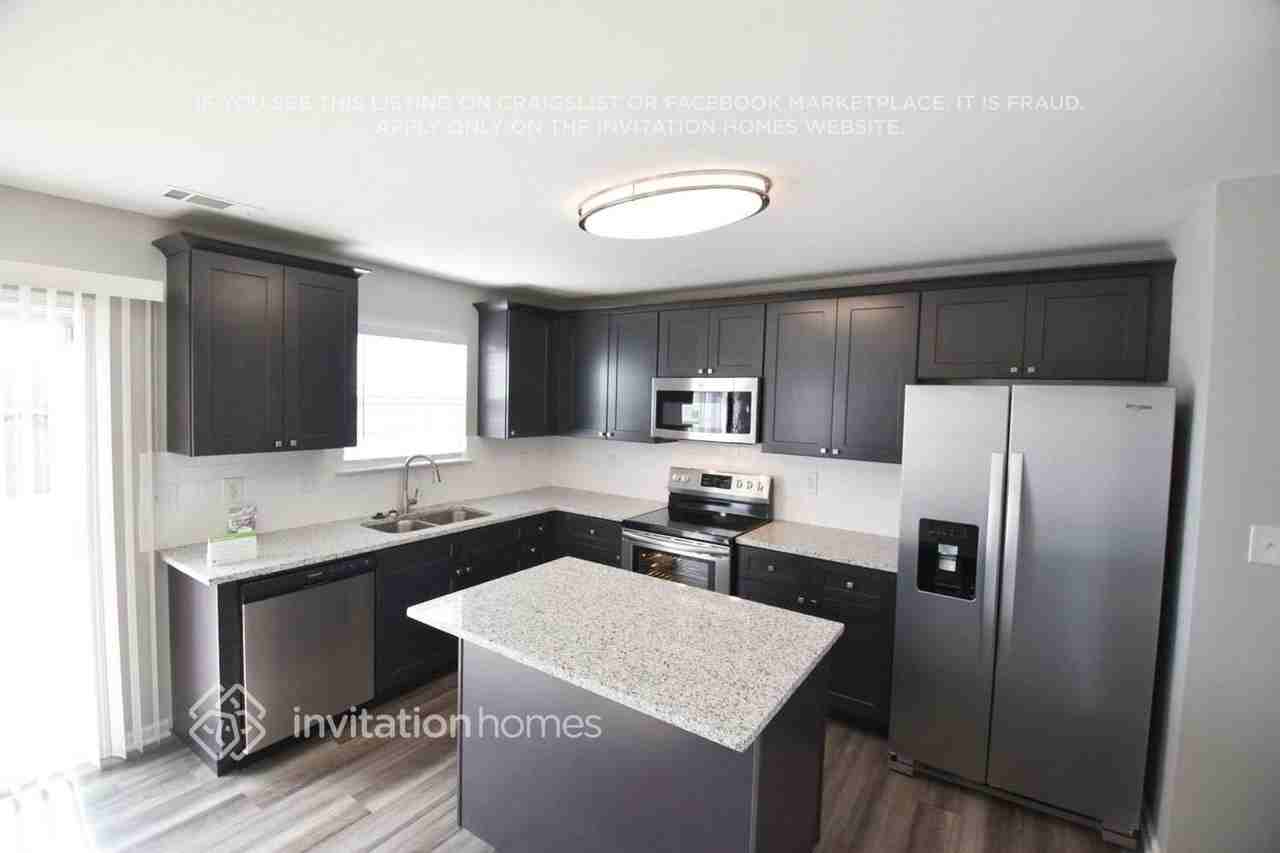 1719 Eastway Dr - Photo 5 of 14