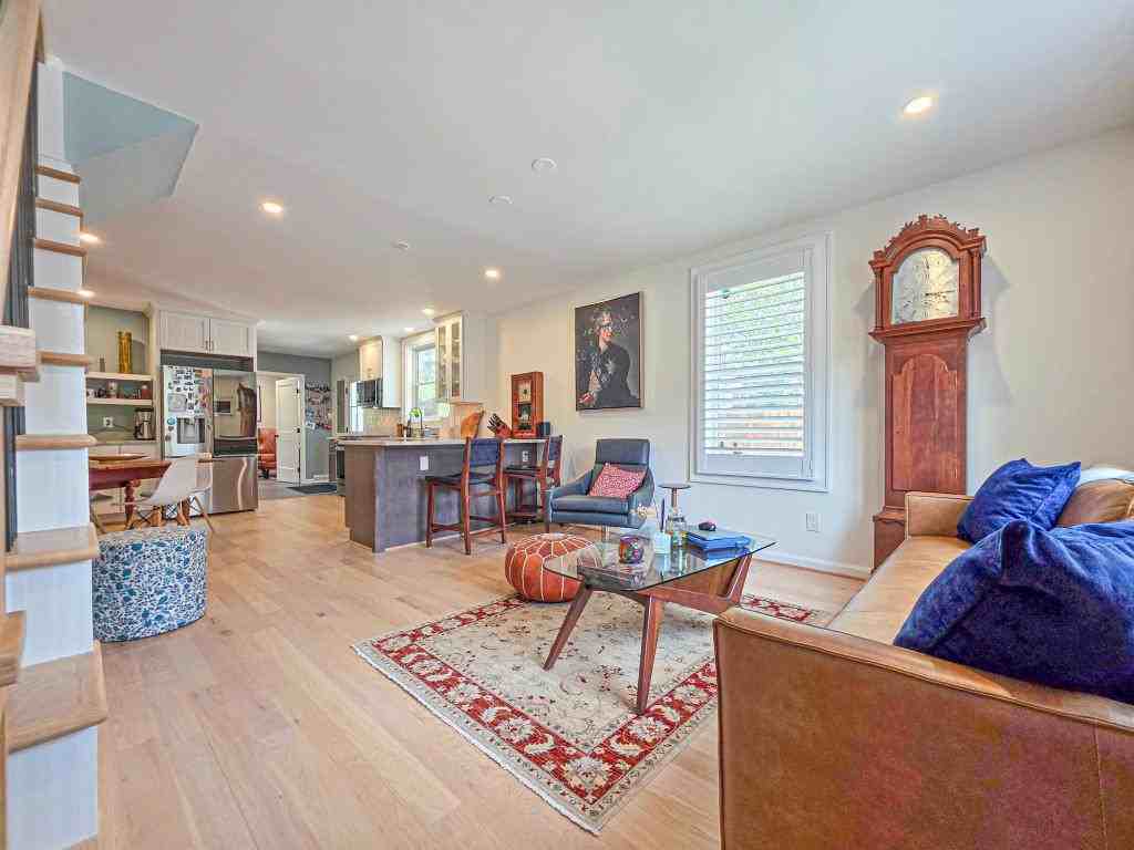 302 E Custis Ave - Photo 3 of 23