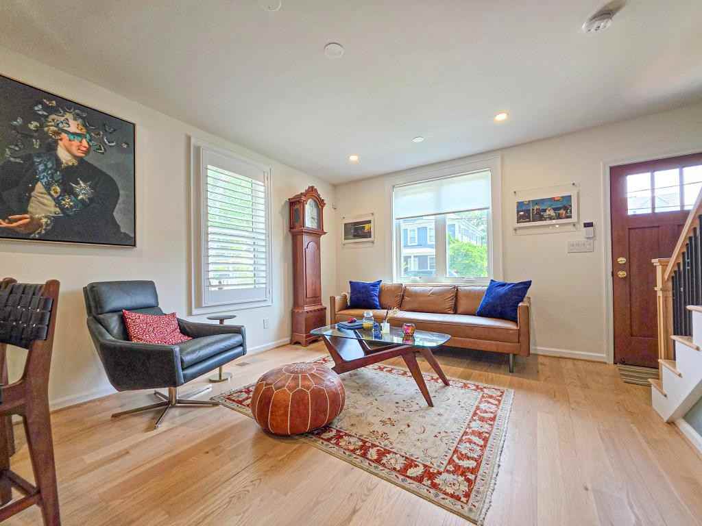 302 E Custis Ave - Photo 4 of 23