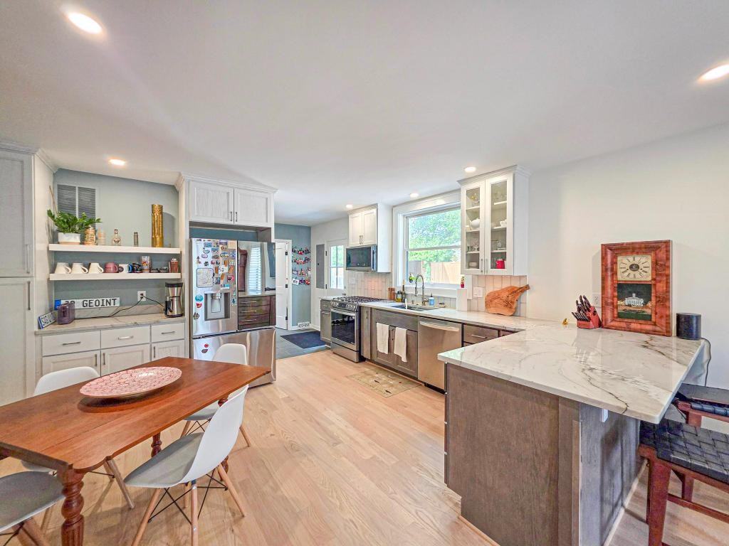 302 E Custis Ave - Photo 5 of 23