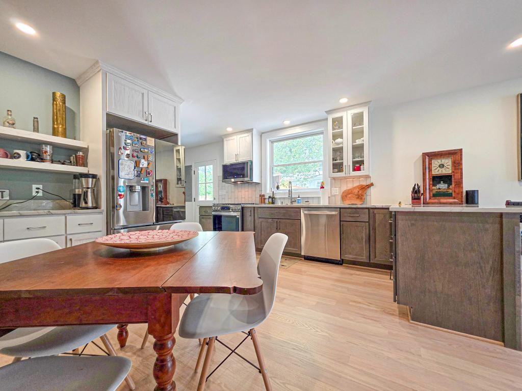 302 E Custis Ave - Photo 7 of 23