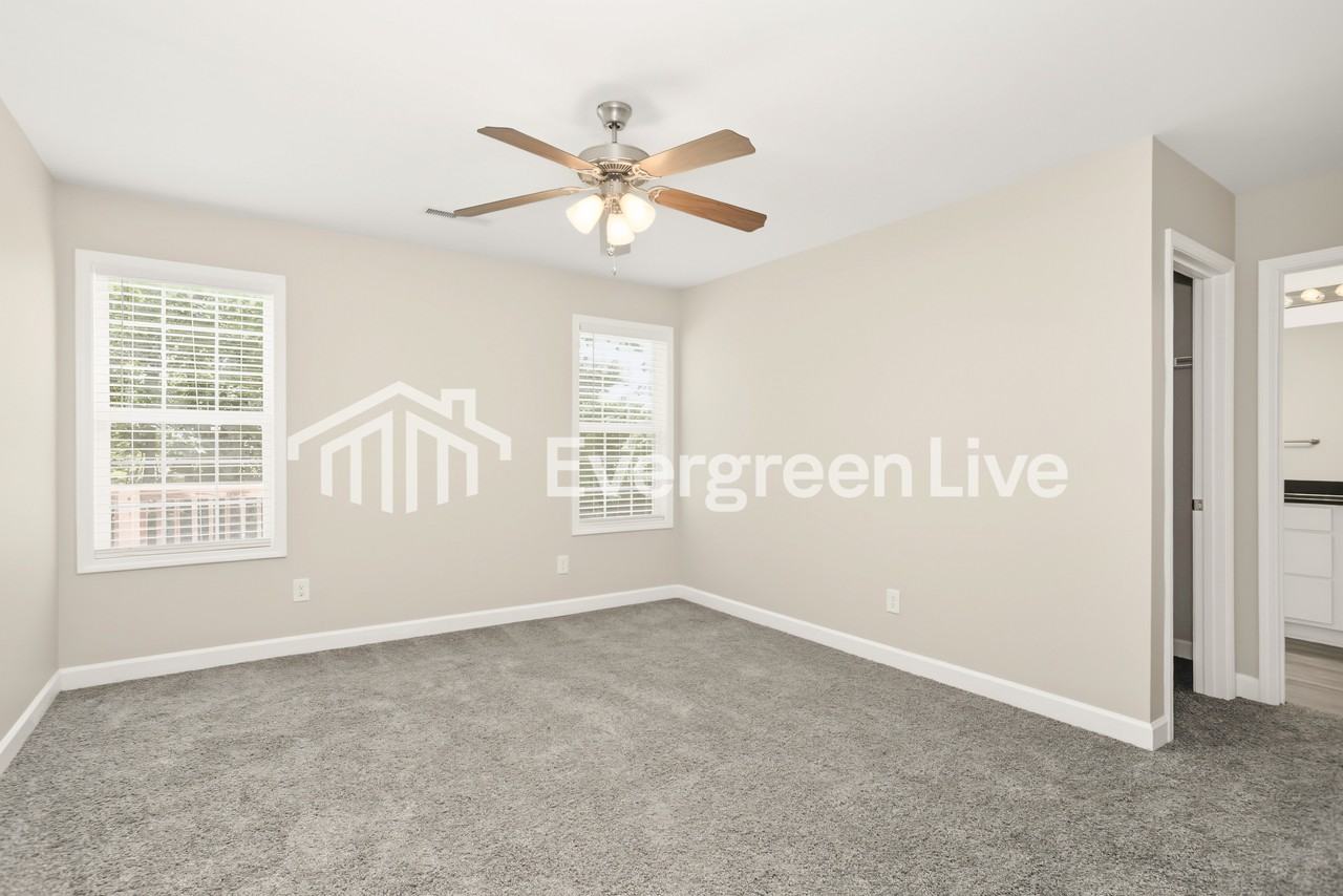 840 N Main St - Photo 4 of 10