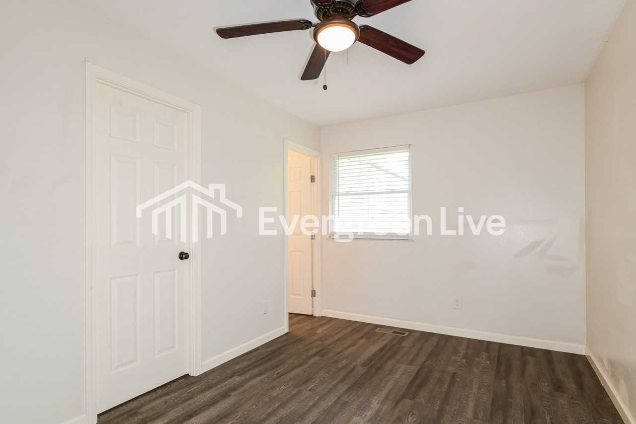 10422 Castle Dr - Photo 2 of 12