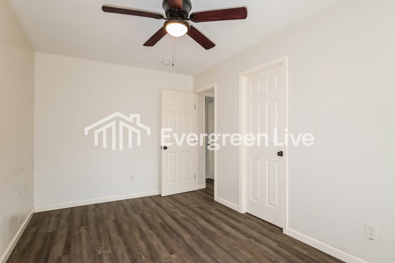 10422 Castle Dr - Photo 3 of 12
