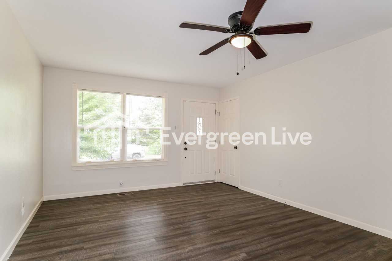 10422 Castle Dr - Photo 6 of 12
