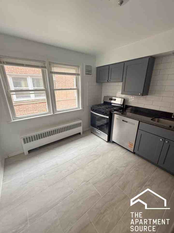 6727 N California Ave #1W - Photo 2 of 16