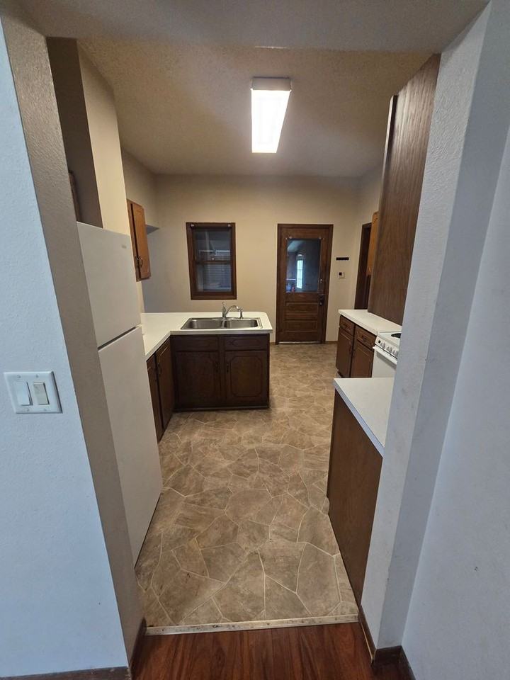 410 S 4th St - Photo 4 of 10