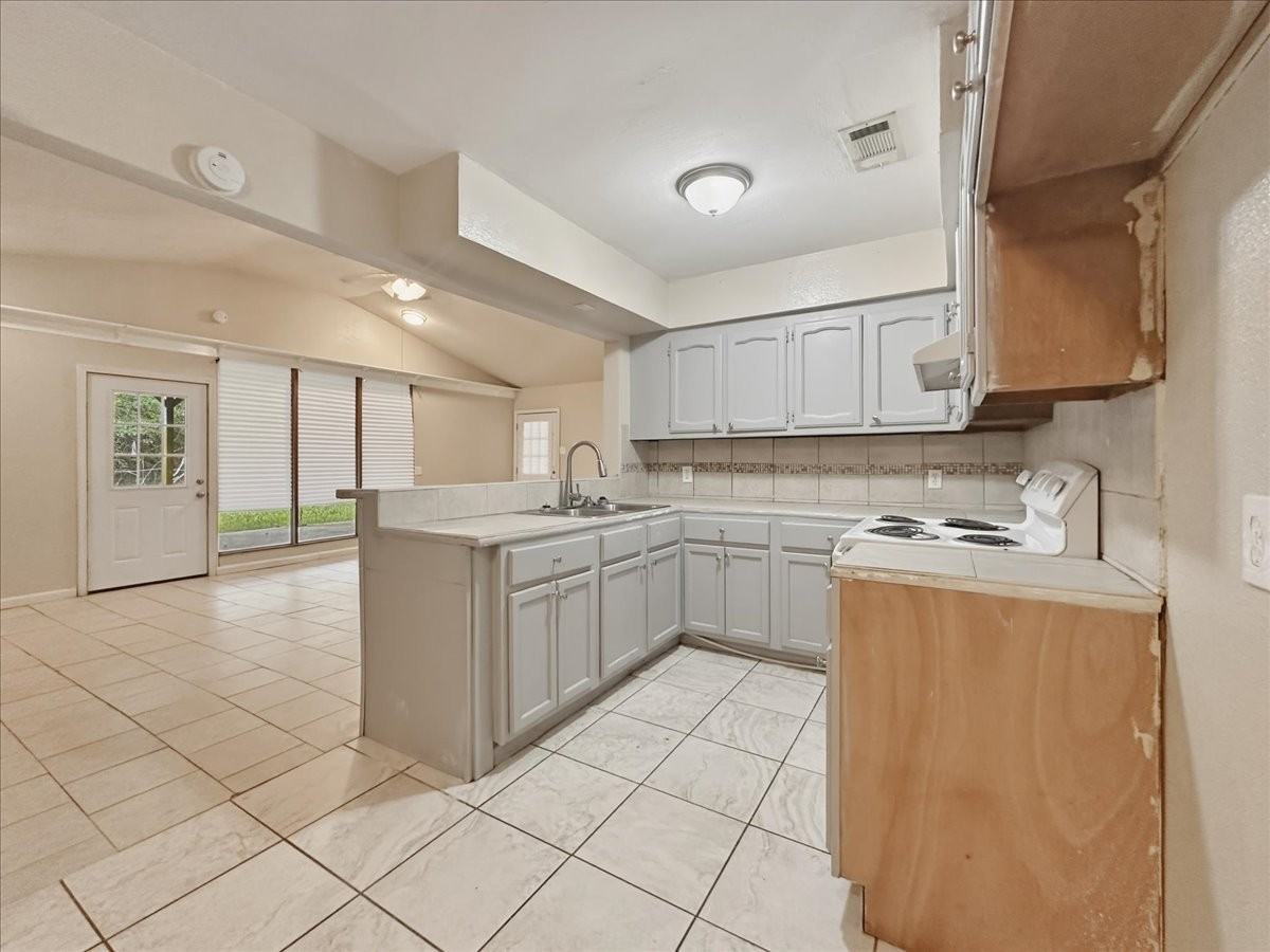 5744 Guice Dr - Photo 3 of 15
