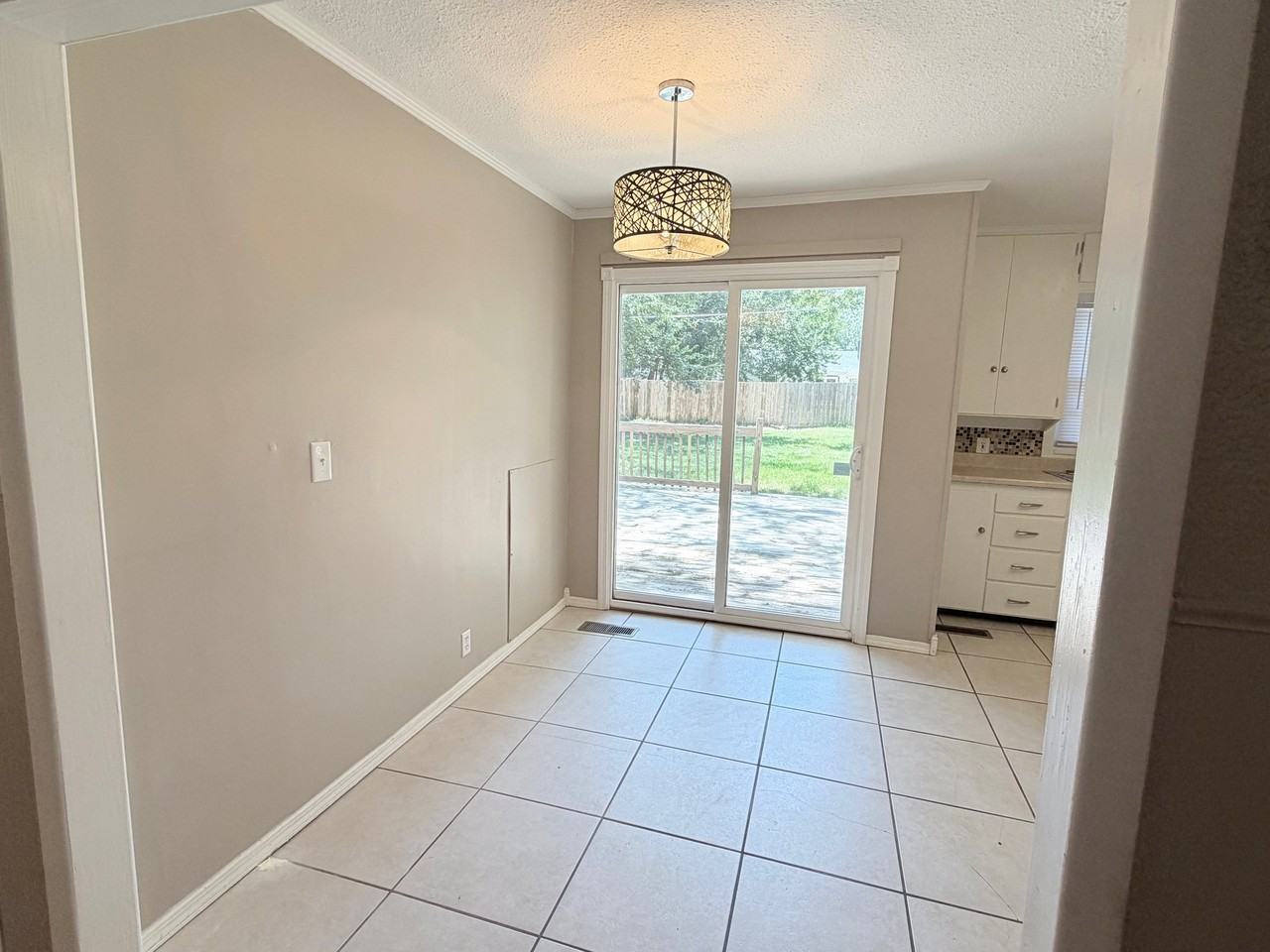 1825 Drollinger St - Photo 4 of 16