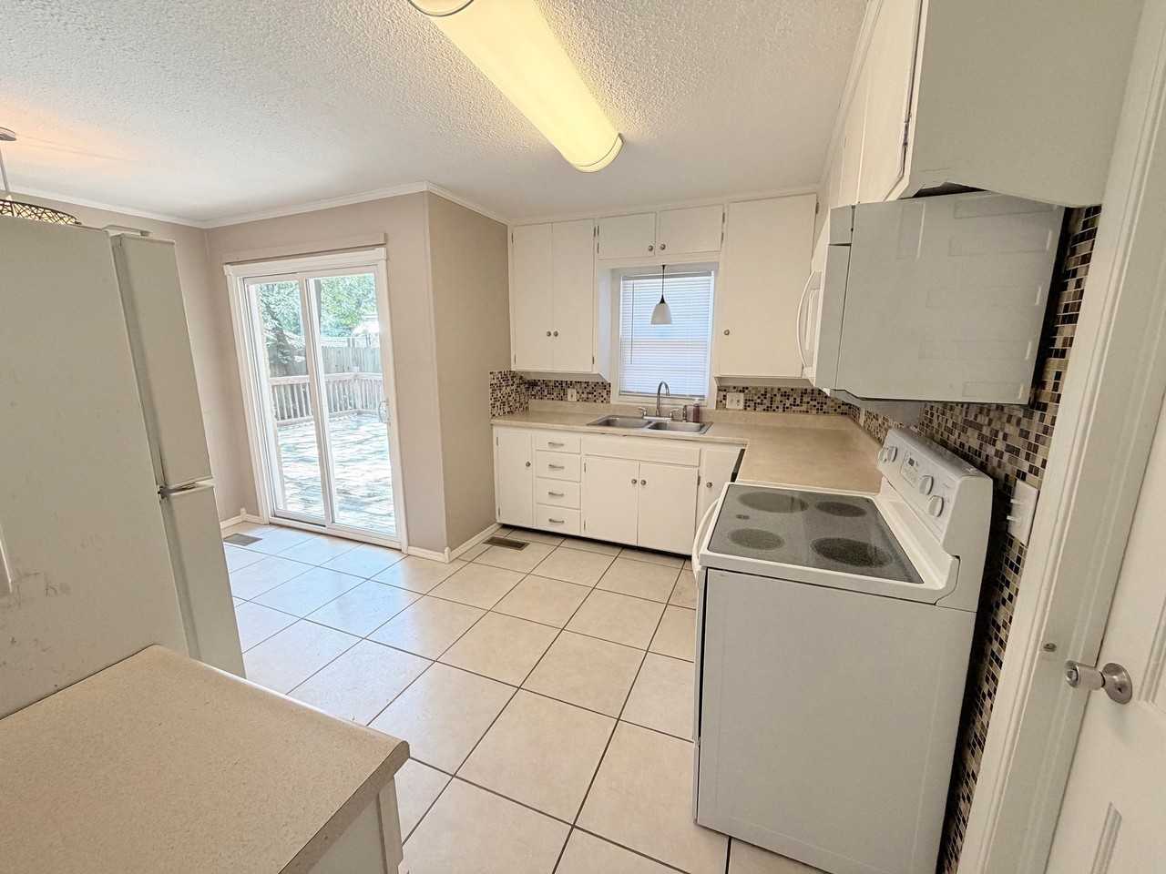 1825 Drollinger St - Photo 6 of 16