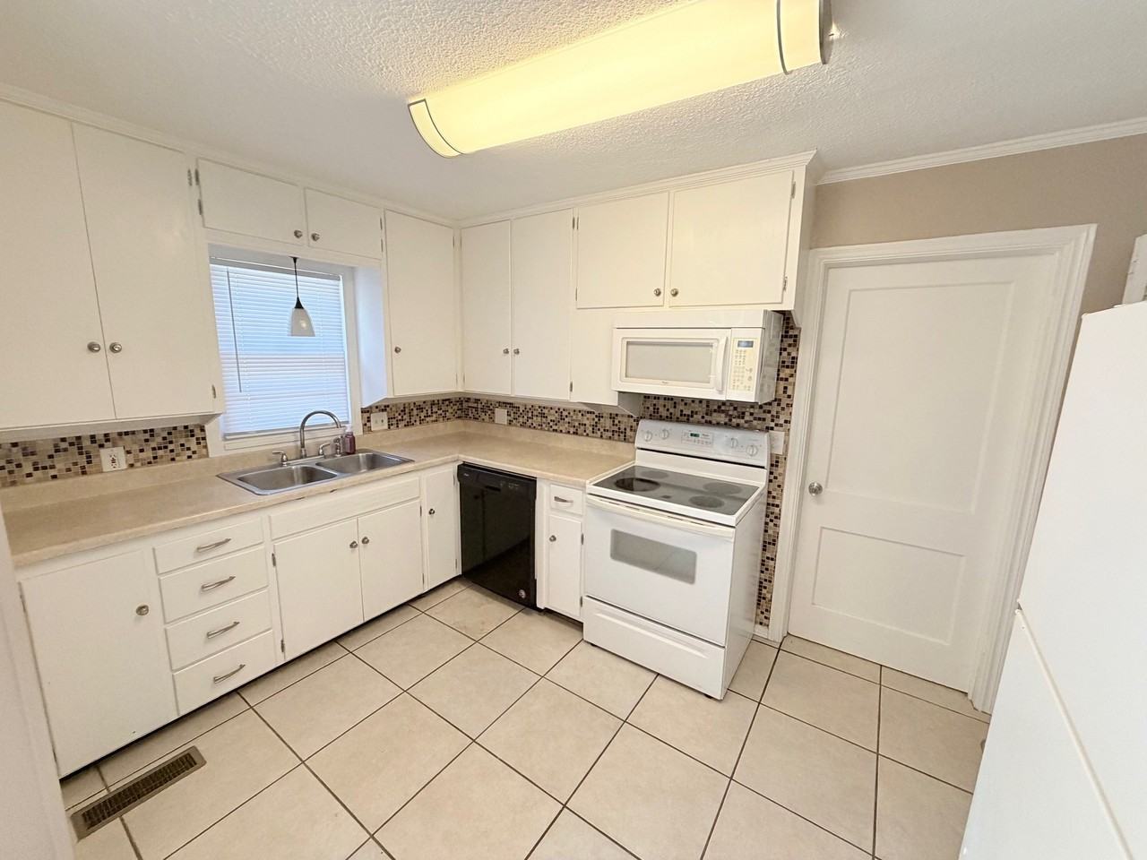 1825 Drollinger St - Photo 7 of 16