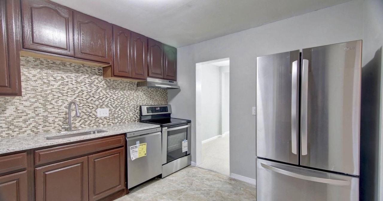 2790 Patrick Henry Dr - Photo 2 of 7
