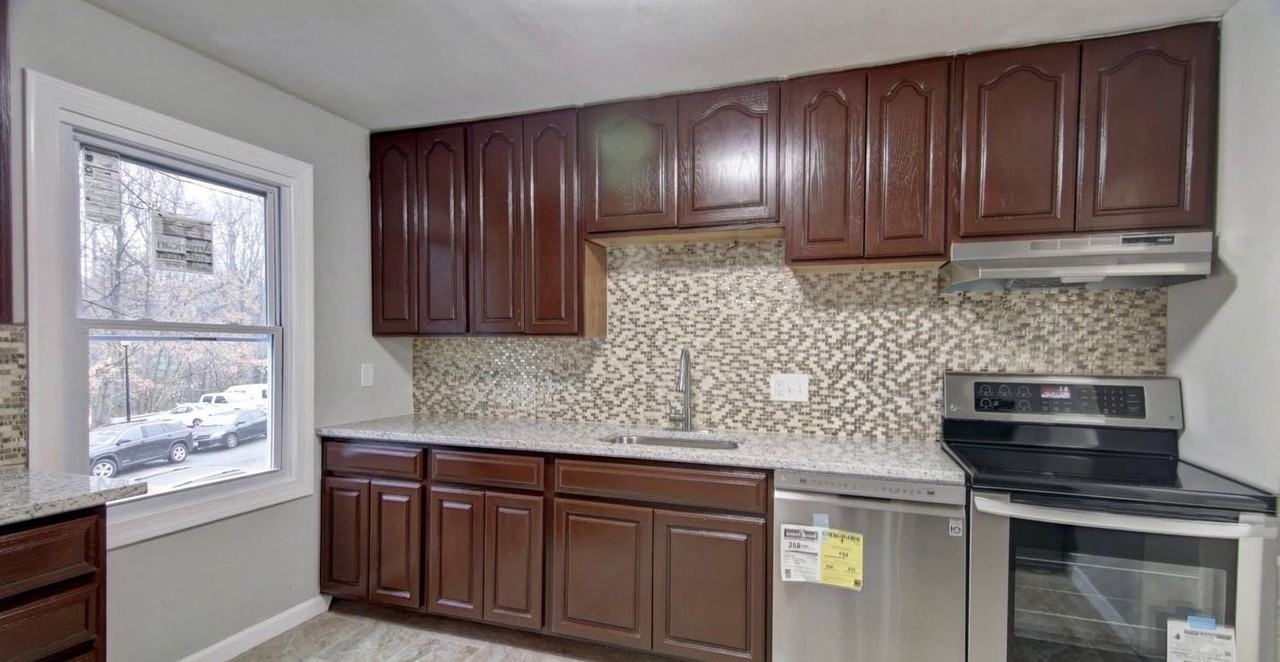 2790 Patrick Henry Dr - Photo 3 of 7