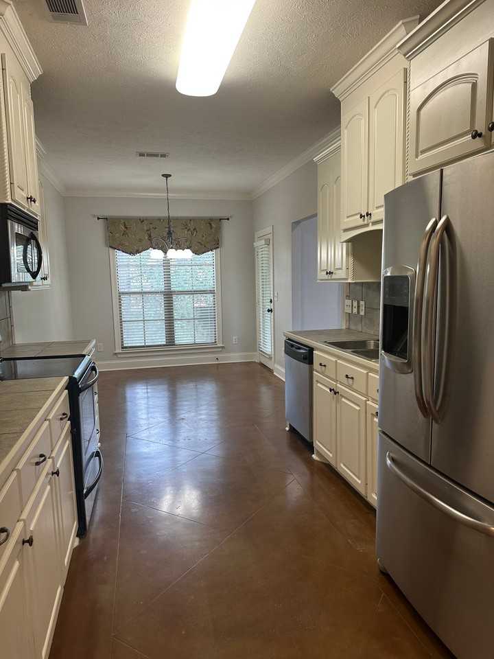 110 Common Pointe Dr - Photo 2 of 11