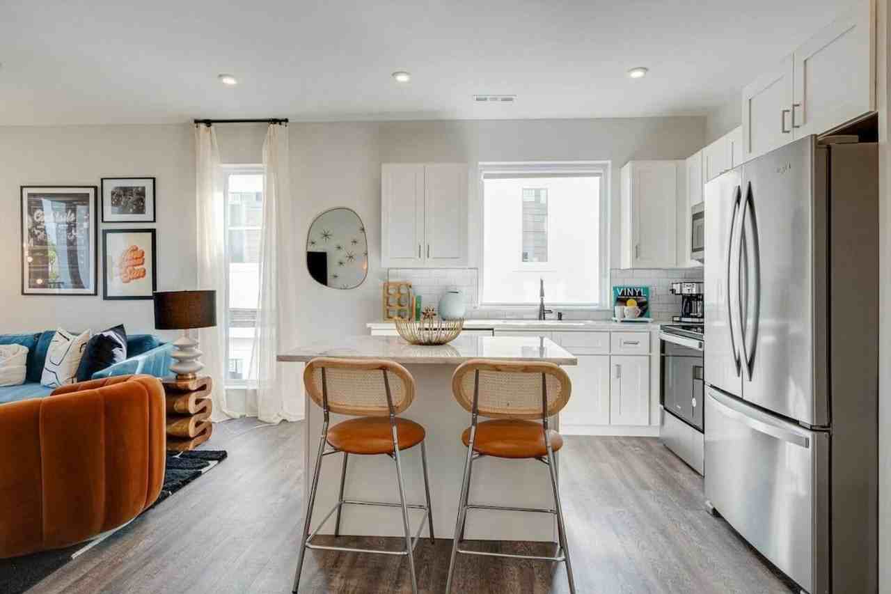 5623 Lenox Ave - Photo 5 of 11