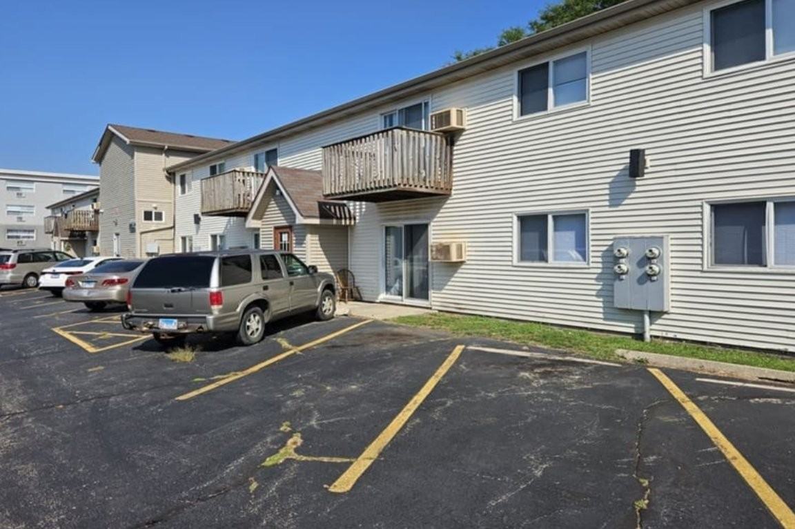 820 Edgebrook Dr - Photo 2 of 7