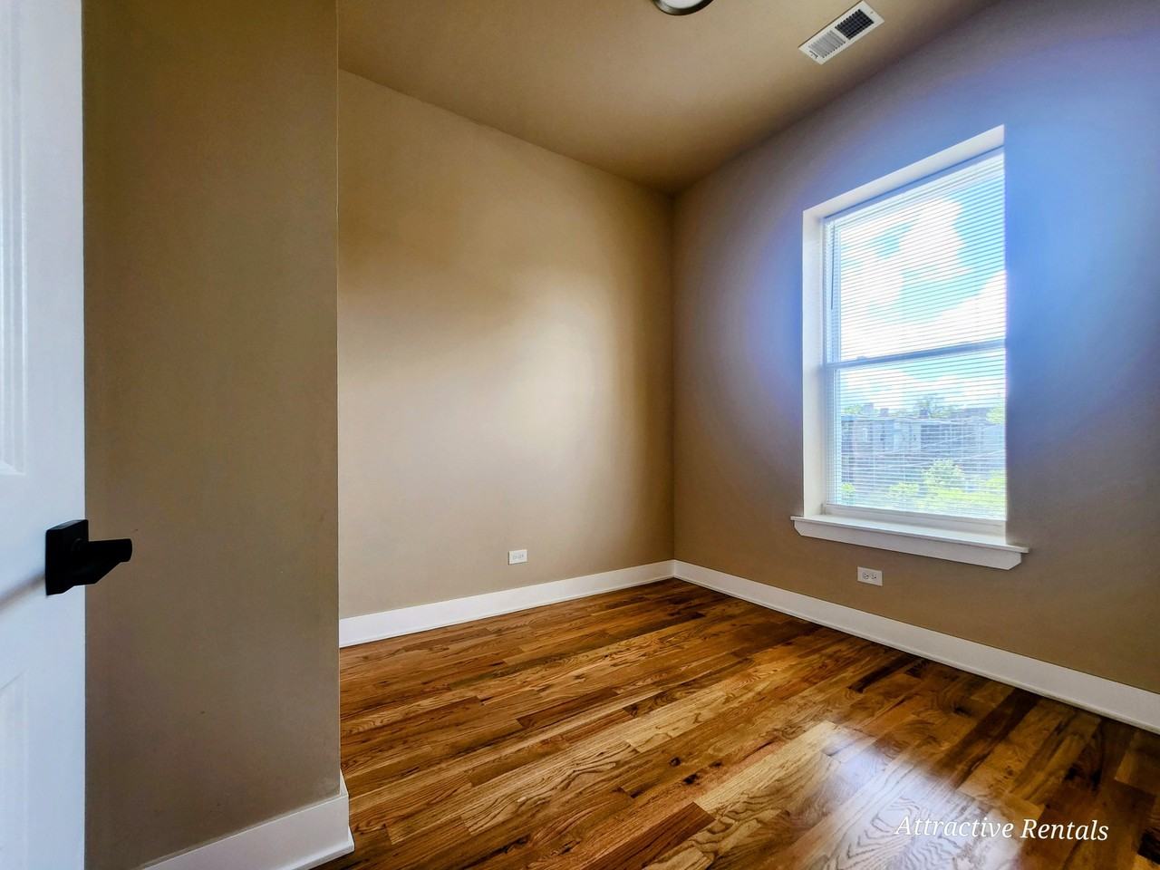 6343 S Elizabeth St - Photo 4 of 14
