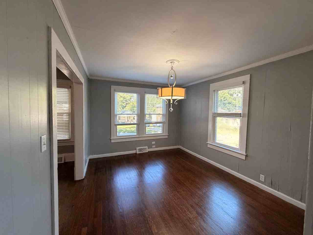 201 E 11th St - Photo 4 of 12
