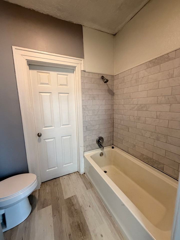 201 E 11th St - Photo 6 of 12