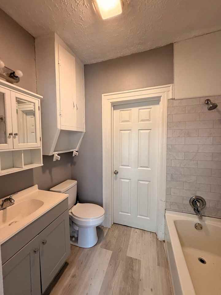 201 E 11th St - Photo 7 of 12