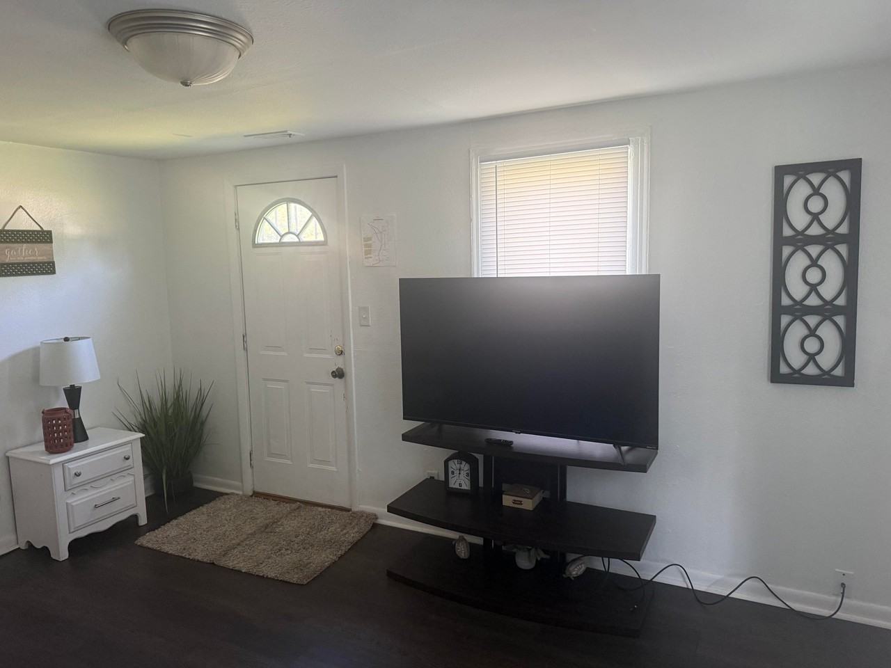 1057 N Ohio St - Photo 2 of 8