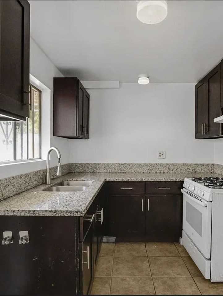 3401 N Figueroa St #13 - Photo 2 of 4