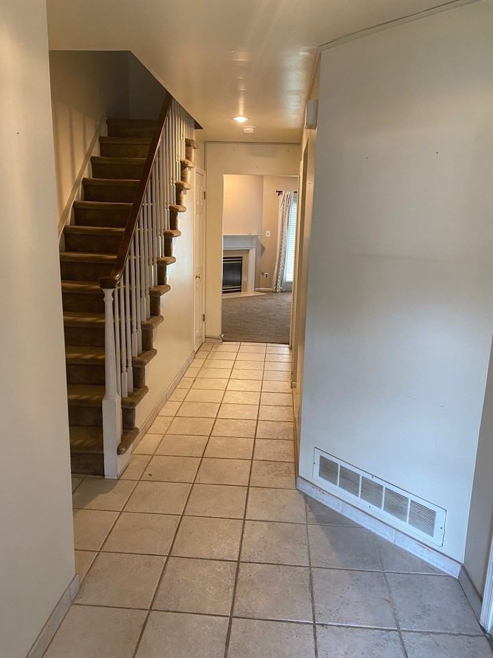 121 Lamplighter Ct - Photo 2 of 15