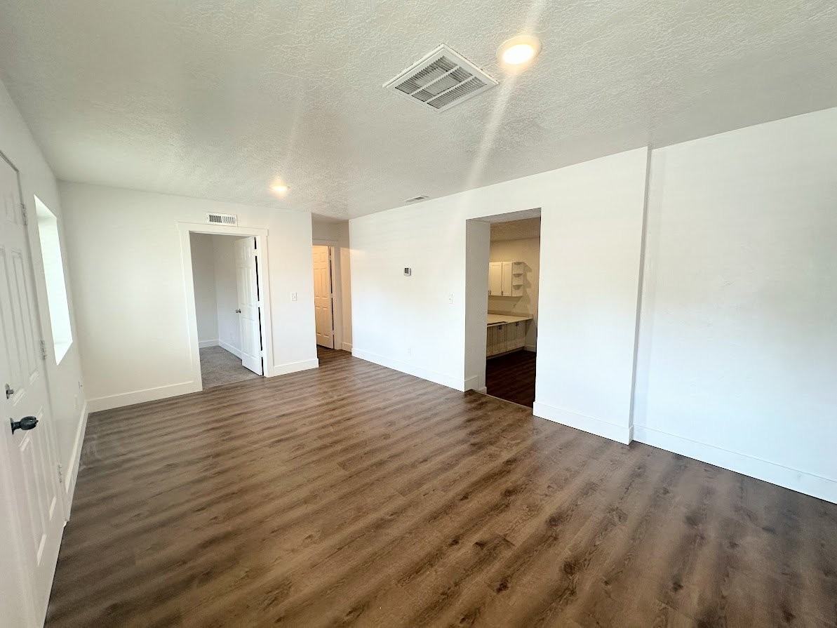 435 Sw #A - Photo 2 of 24