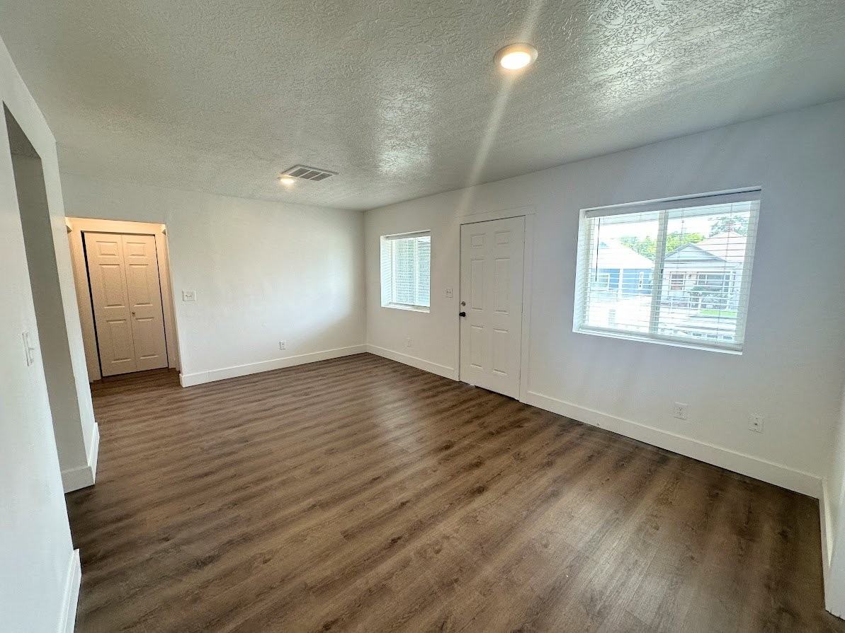 435 Sw #A - Photo 3 of 24