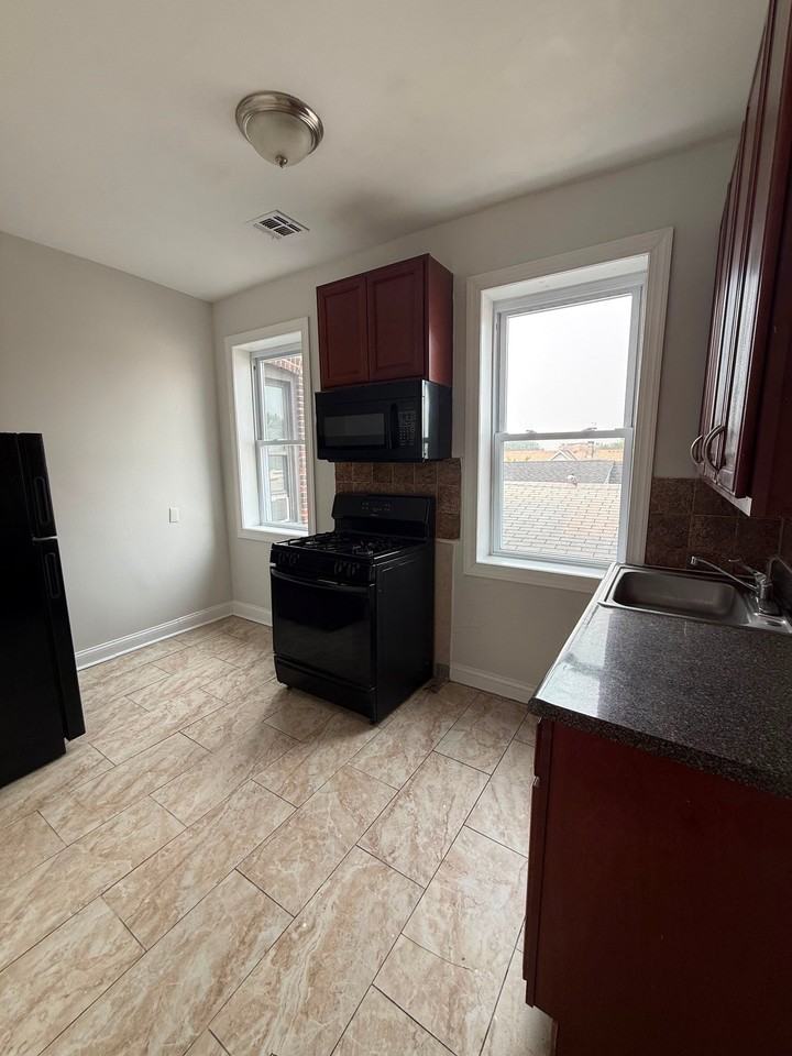 162 Bergen Ave - Photo 2 of 7