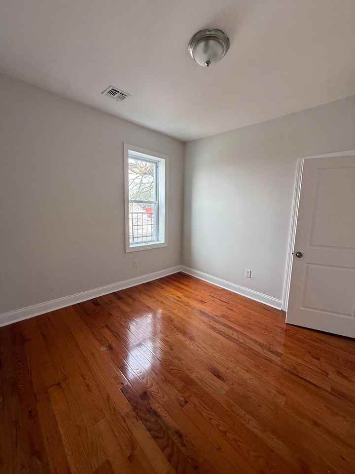 162 Bergen Ave - Photo 3 of 7