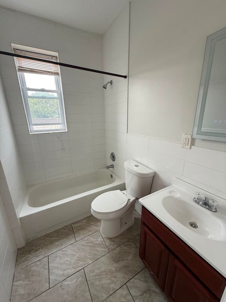 162 Bergen Ave - Photo 4 of 7