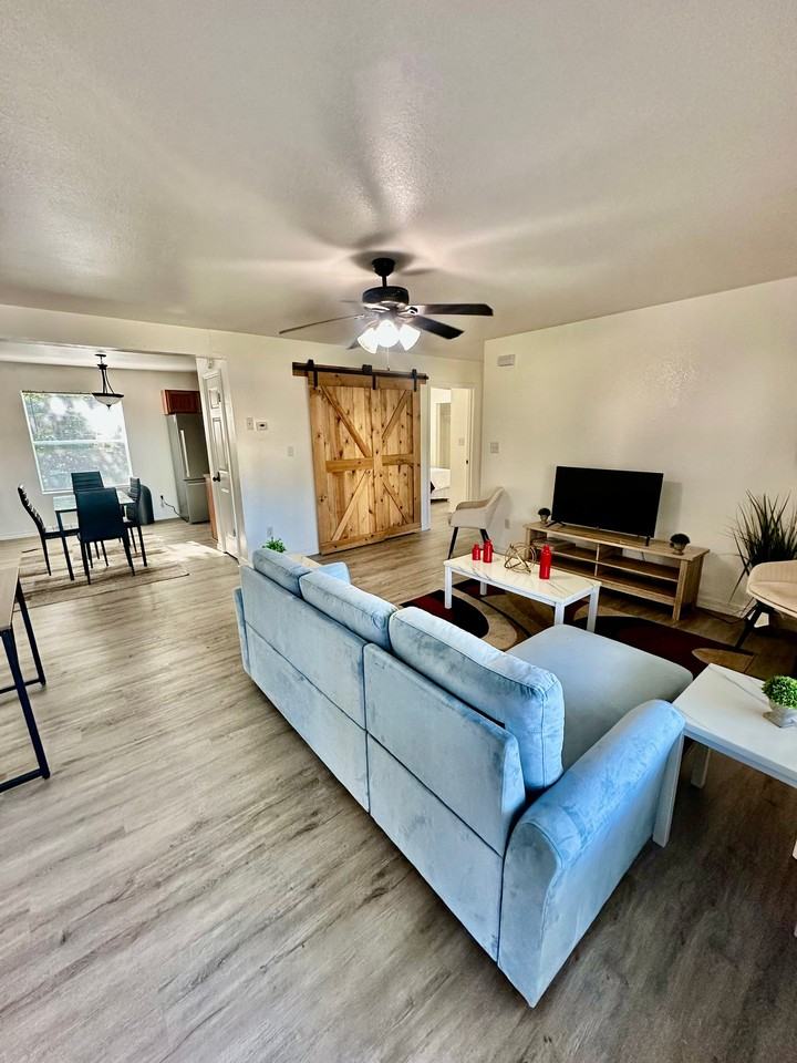 602 Twin Oaks - Photo 2 of 8